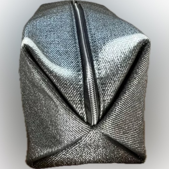 New NWOT Large Coach Fragrance Silver Makeup, Toiletry Pouch & Cosmetic Bag - Picture 10 of 13